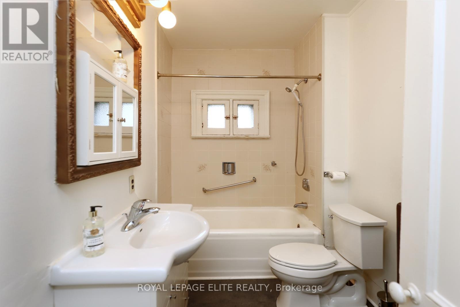 18-20 Reuben Street, Aurora, Ontario  L4G 2M2 - Photo 19 - N12465218
