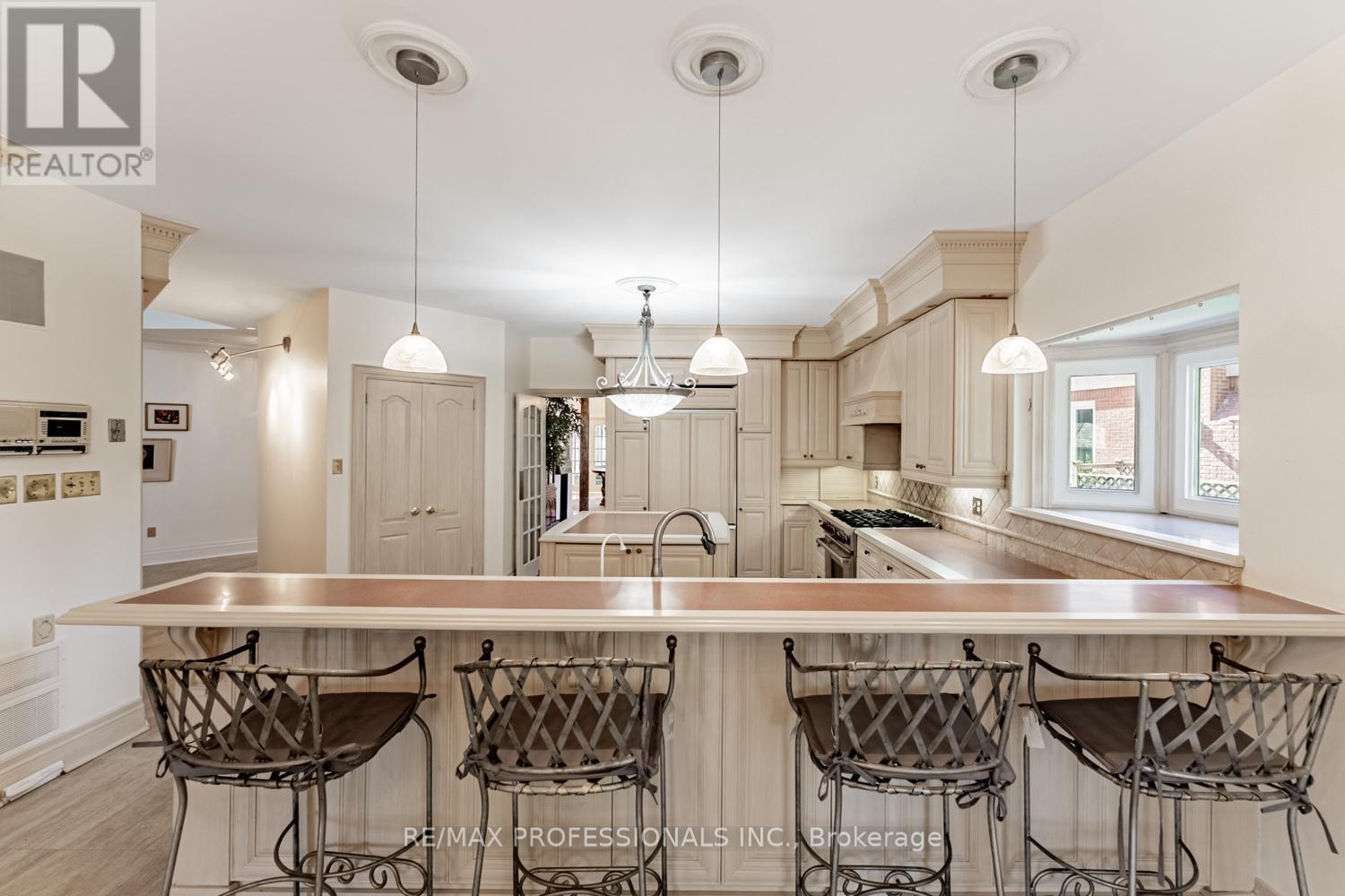 2239 Rosegate Drive, Mississauga, Ontario  L1W 3K3 - Photo 6 - W12438261