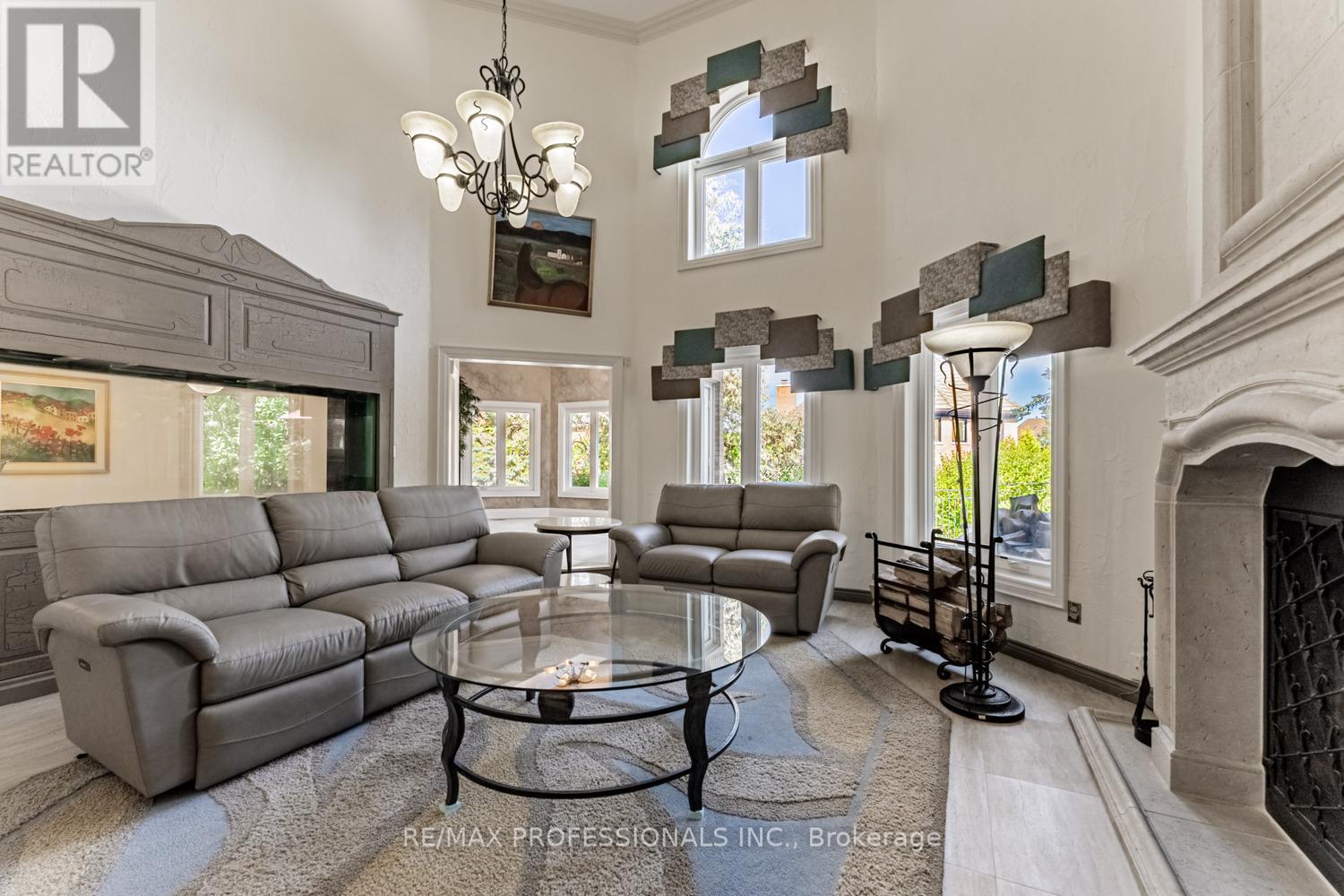 2239 Rosegate Drive, Mississauga, Ontario  L1W 3K3 - Photo 13 - W12438261