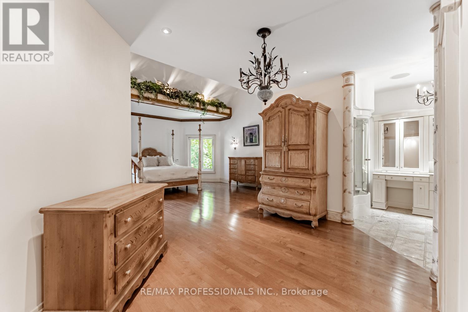 2239 Rosegate Drive, Mississauga, Ontario  L1W 3K3 - Photo 19 - W12438261