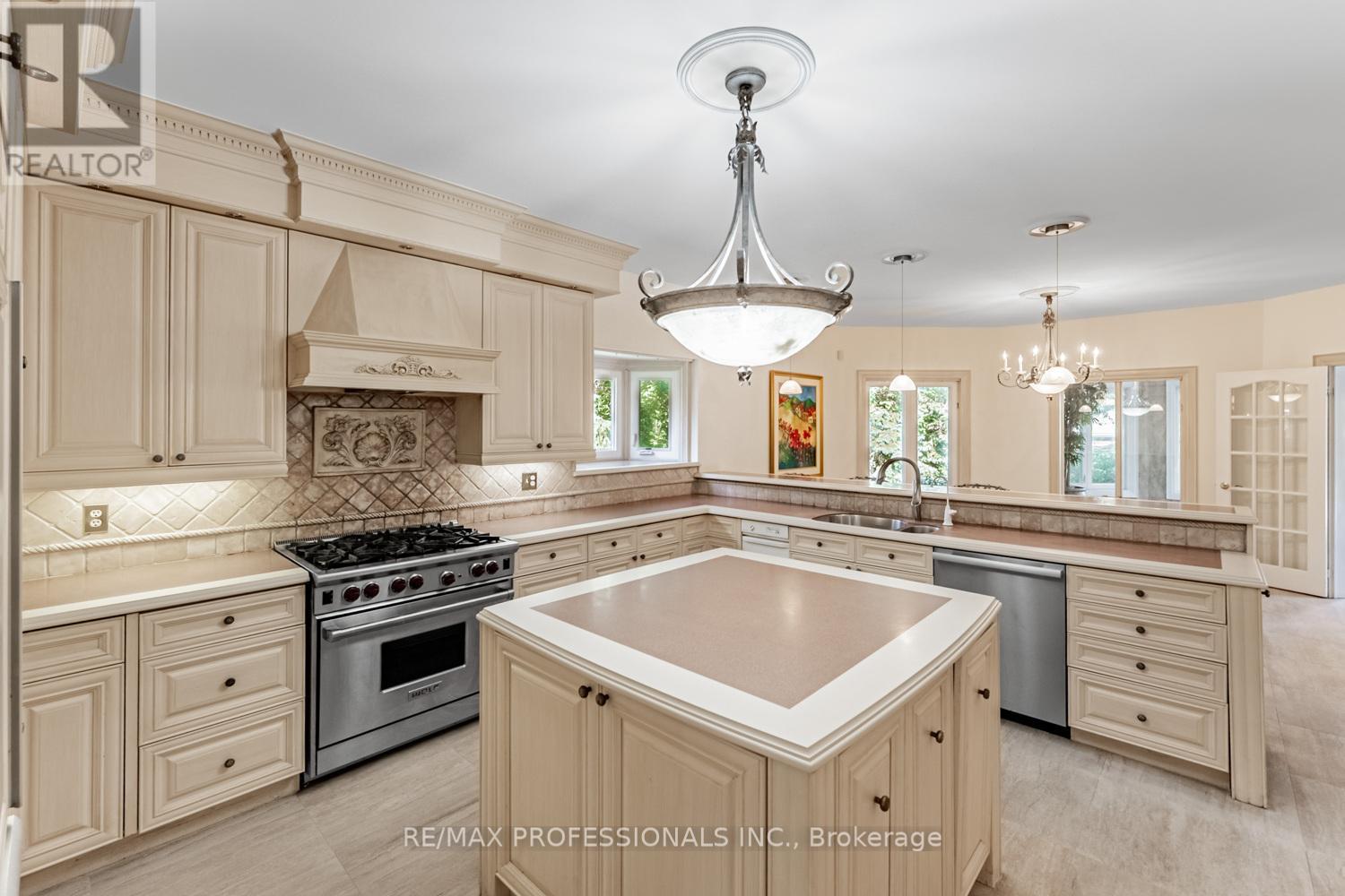 2239 Rosegate Drive, Mississauga, Ontario  L1W 3K3 - Photo 3 - W12438261