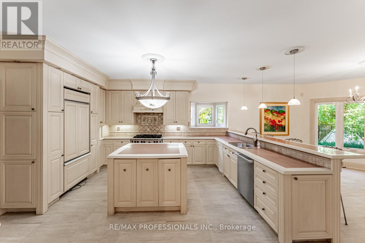 2239 Rosegate Drive, Mississauga, Ontario  L1W 3K3 - Photo 4 - W12438261