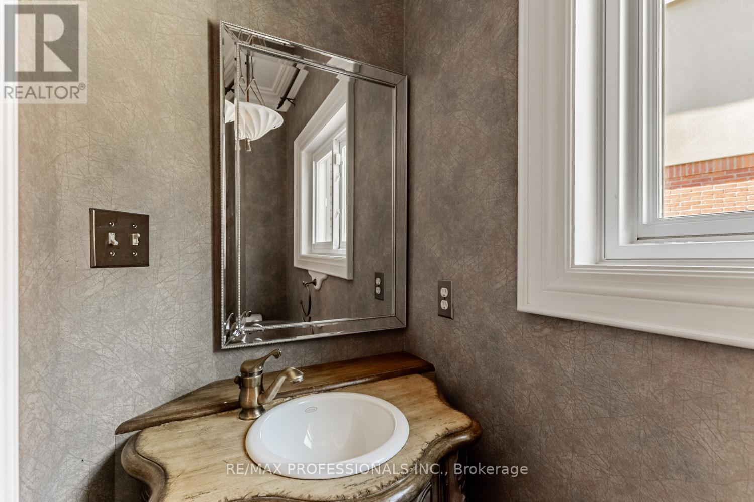 2239 Rosegate Drive, Mississauga, Ontario  L1W 3K3 - Photo 15 - W12438261