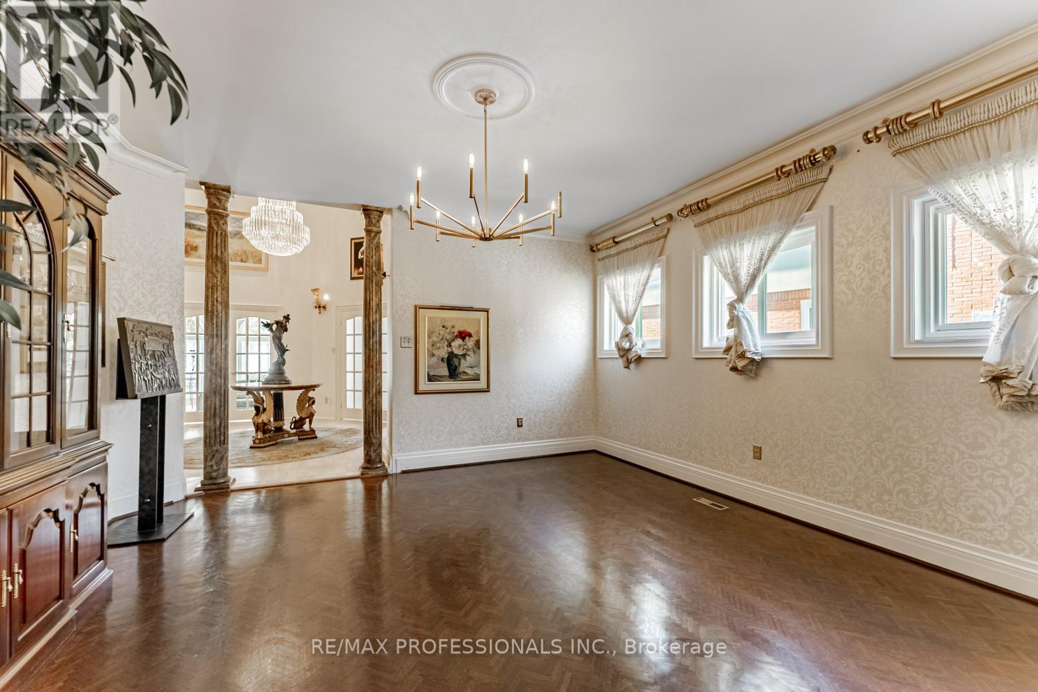 2239 Rosegate Drive, Mississauga, Ontario  L1W 3K3 - Photo 9 - W12438261