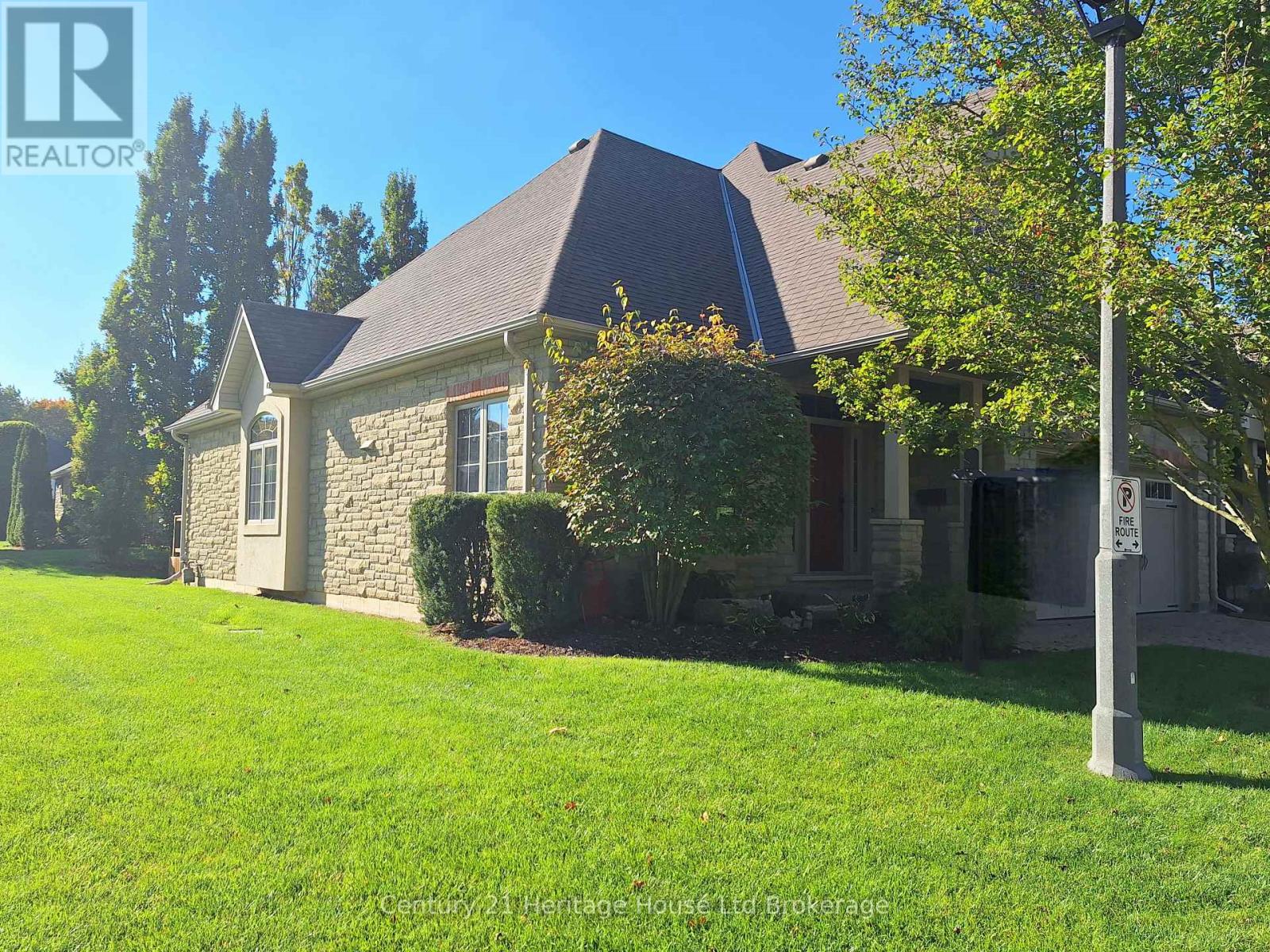 101 - 5 Woodhaven Drive, Tillsonburg, Ontario  N4G 0A8 - Photo 2 - X12413315