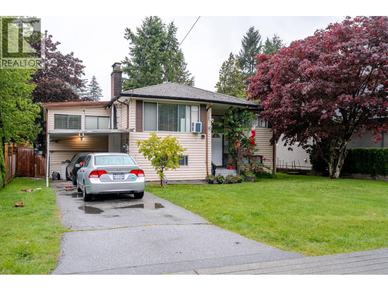 654 Linton Street, Coquitlam, British Columbia  V3J 6J9 - Photo 1 - R3060755