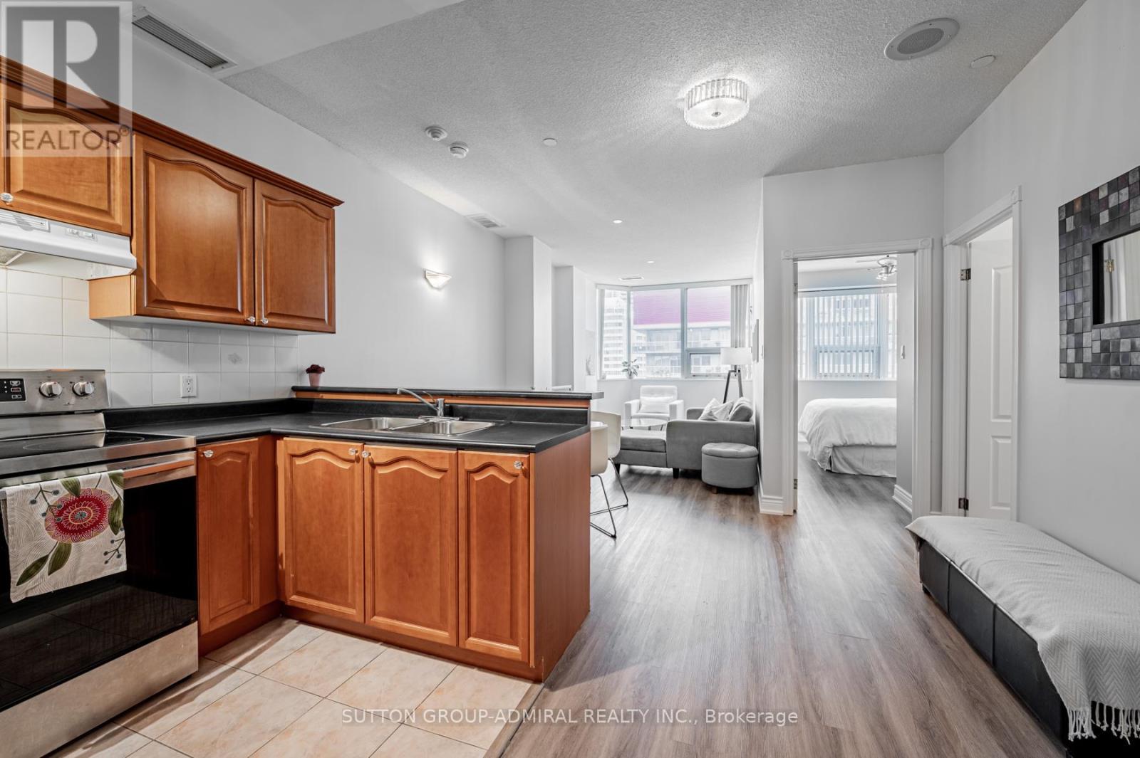 1103 - 393 King Street W, Toronto, Ontario  M5V 3G8 - Photo 4 - C12475339