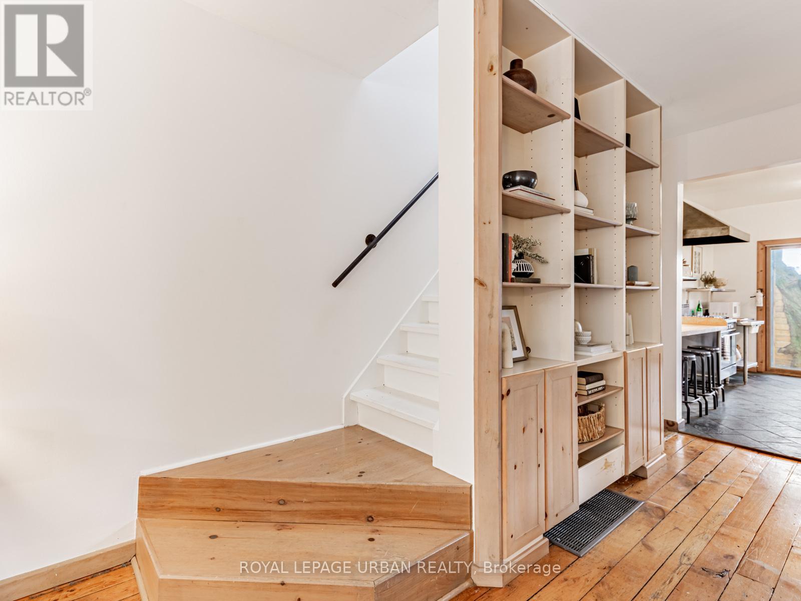 105 Sussex Avenue, Toronto, Ontario  M5S 1K4 - Photo 9 - C12475356
