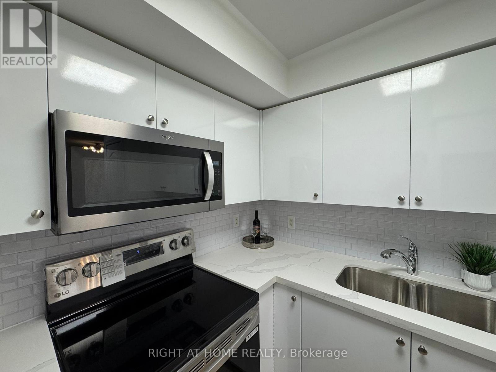 1509 - 880 Grandview Way, Toronto (Willowdale East), Ontario  M2N 7B2 - Photo 21 - C12475462