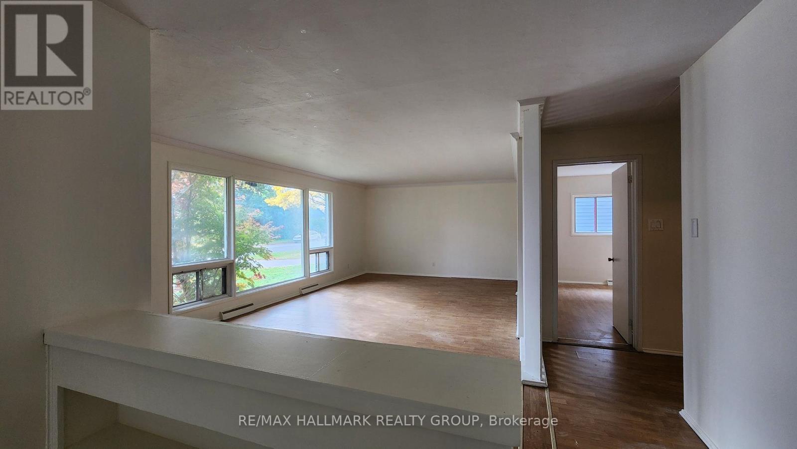 447 Roger Road, Ottawa, Ontario  K1H 5B7 - Photo 3 - X12048743