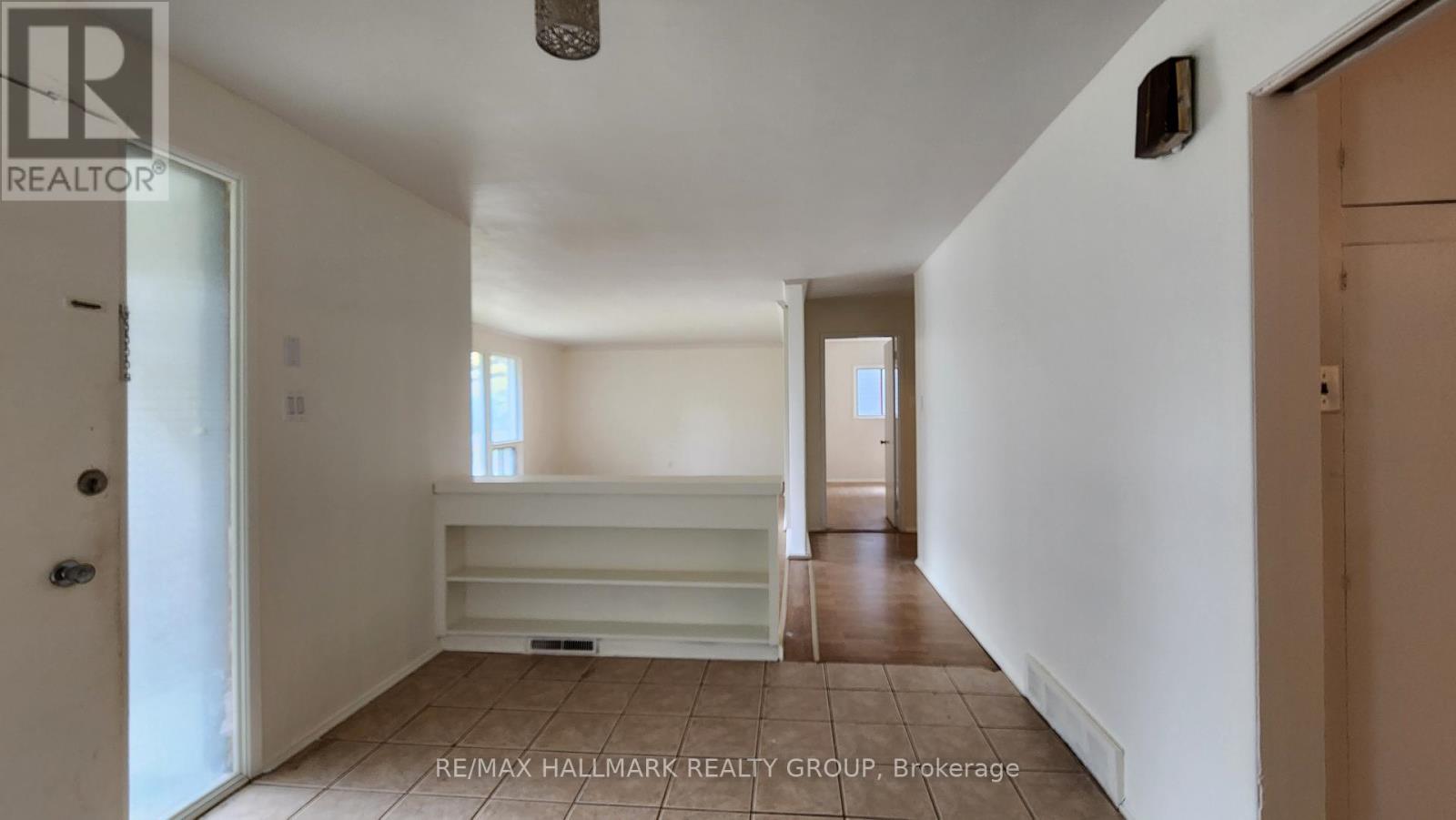 447 Roger Road, Ottawa, Ontario  K1H 5B7 - Photo 4 - X12048743