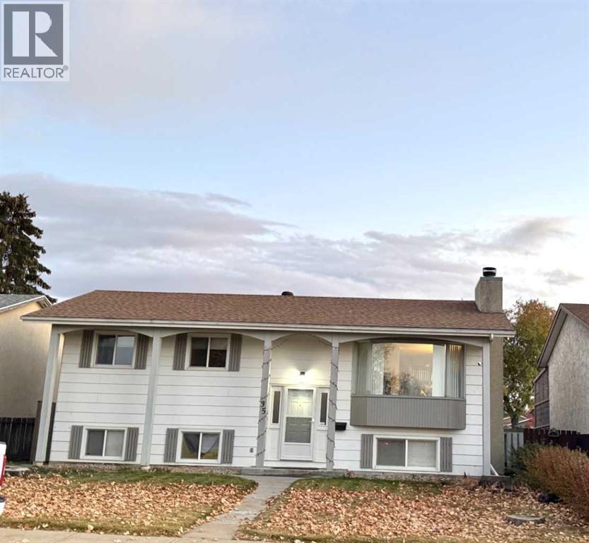 35 Oak Street, Red Deer, Alberta  T4P 1R8 - Photo 1 - A2266134