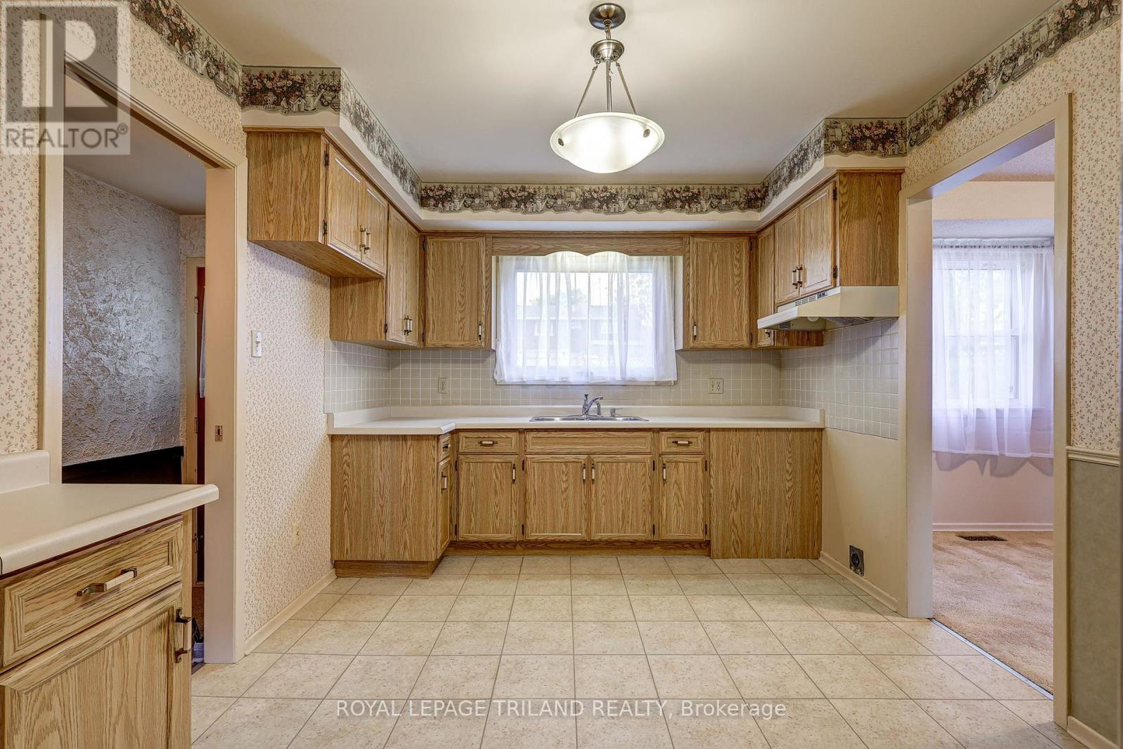 8 Parish Street, St. Thomas, Ontario  N5R 4W8 - Photo 12 - X12475669