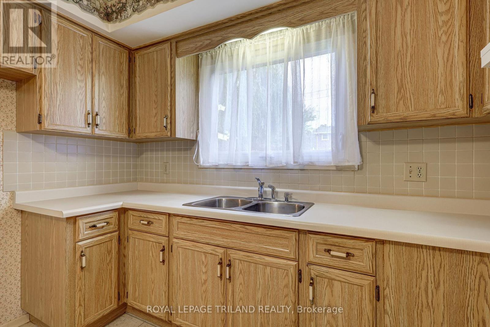 8 Parish Street, St. Thomas, Ontario  N5R 4W8 - Photo 15 - X12475669