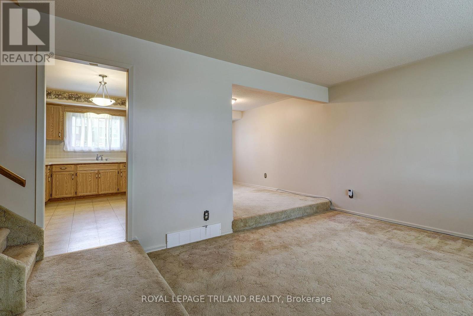 8 Parish Street, St. Thomas, Ontario  N5R 4W8 - Photo 9 - X12475669