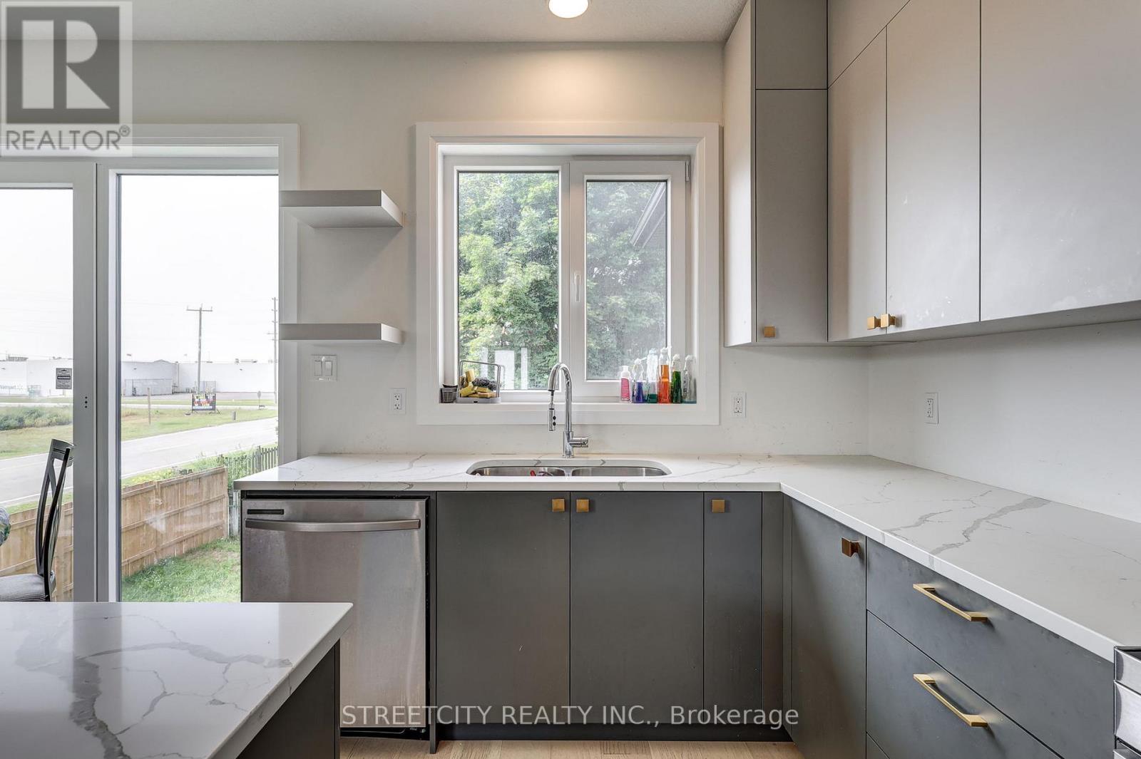 42 Alexander Circle, Strathroy-Caradoc, Ontario  N7G 0B5 - Photo 16 - X12475815