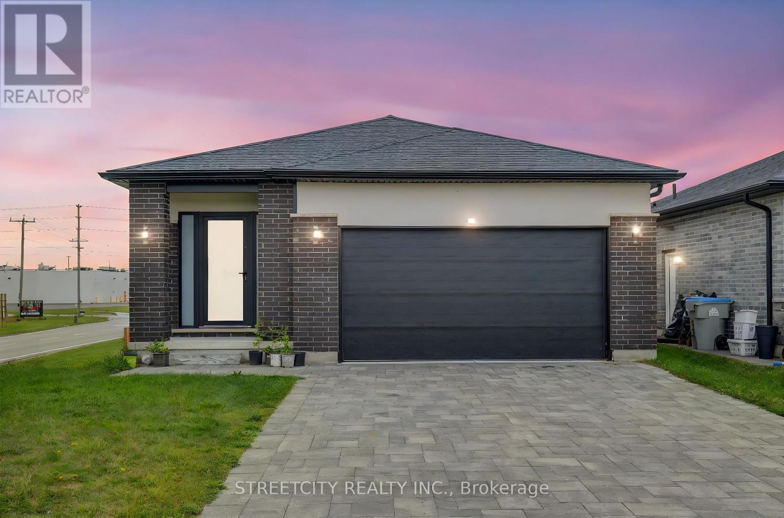 42 Alexander Circle, Strathroy-Caradoc, Ontario  N7G 0B5 - Photo 2 - X12475815
