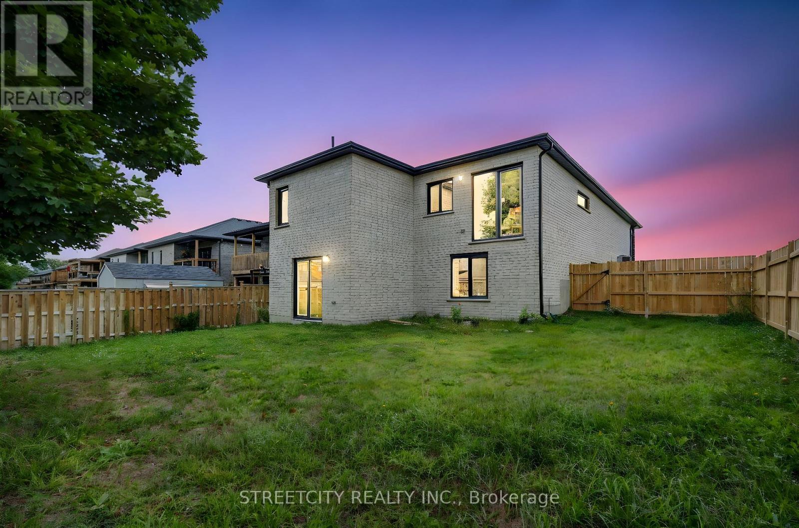 42 Alexander Circle, Strathroy-Caradoc, Ontario  N7G 0B5 - Photo 4 - X12475815
