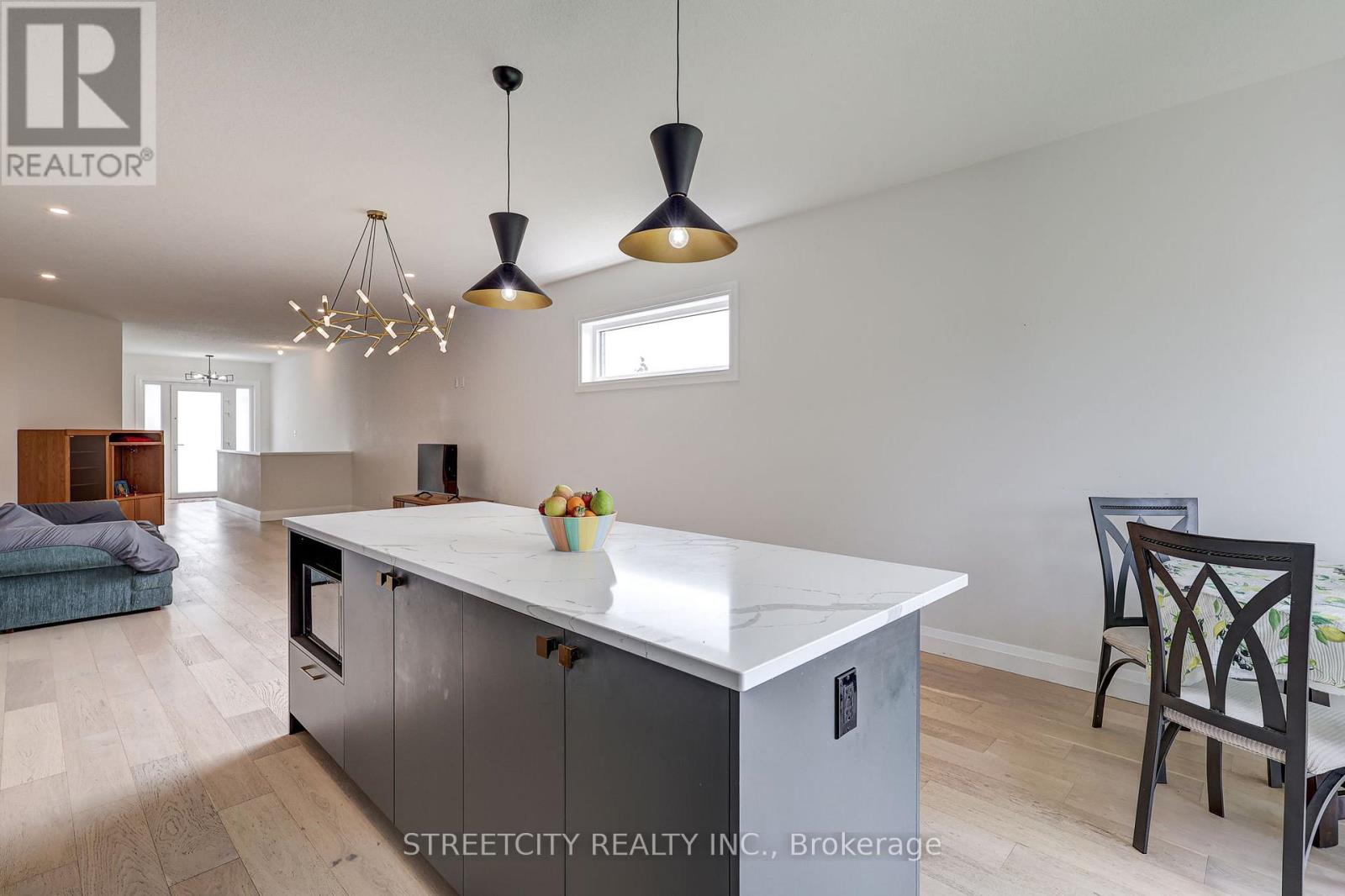 42 Alexander Circle, Strathroy-Caradoc, Ontario  N7G 0B5 - Photo 7 - X12475815