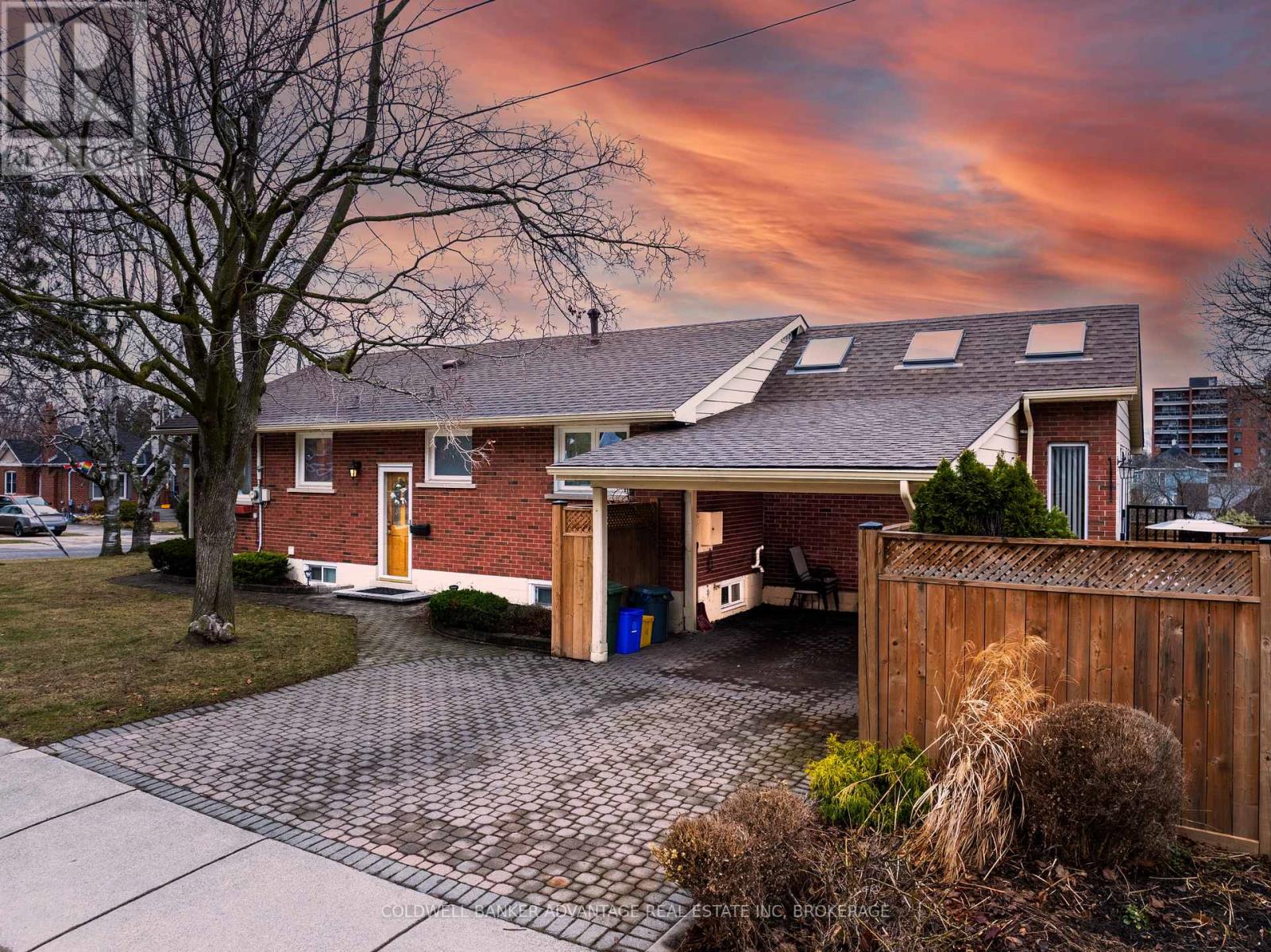 17 Wardrope Avenue, Hamilton (Stoney Creek), Ontario  L8G 1R9 - Photo 2 - X12475551