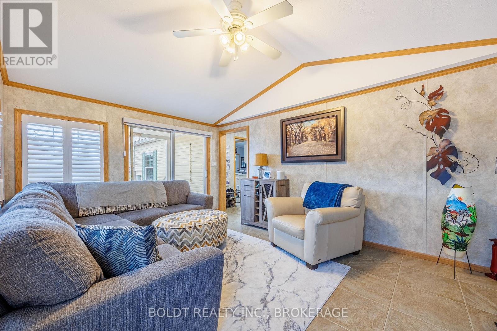 101 - 3033 Townline Road, Fort Erie (Black Creek), Ontario  L0S 1S1 - Photo 4 - X12475569