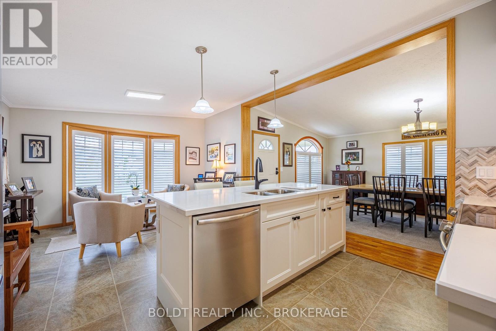 101 - 3033 Townline Road, Fort Erie (Black Creek), Ontario  L0S 1S1 - Photo 5 - X12475569