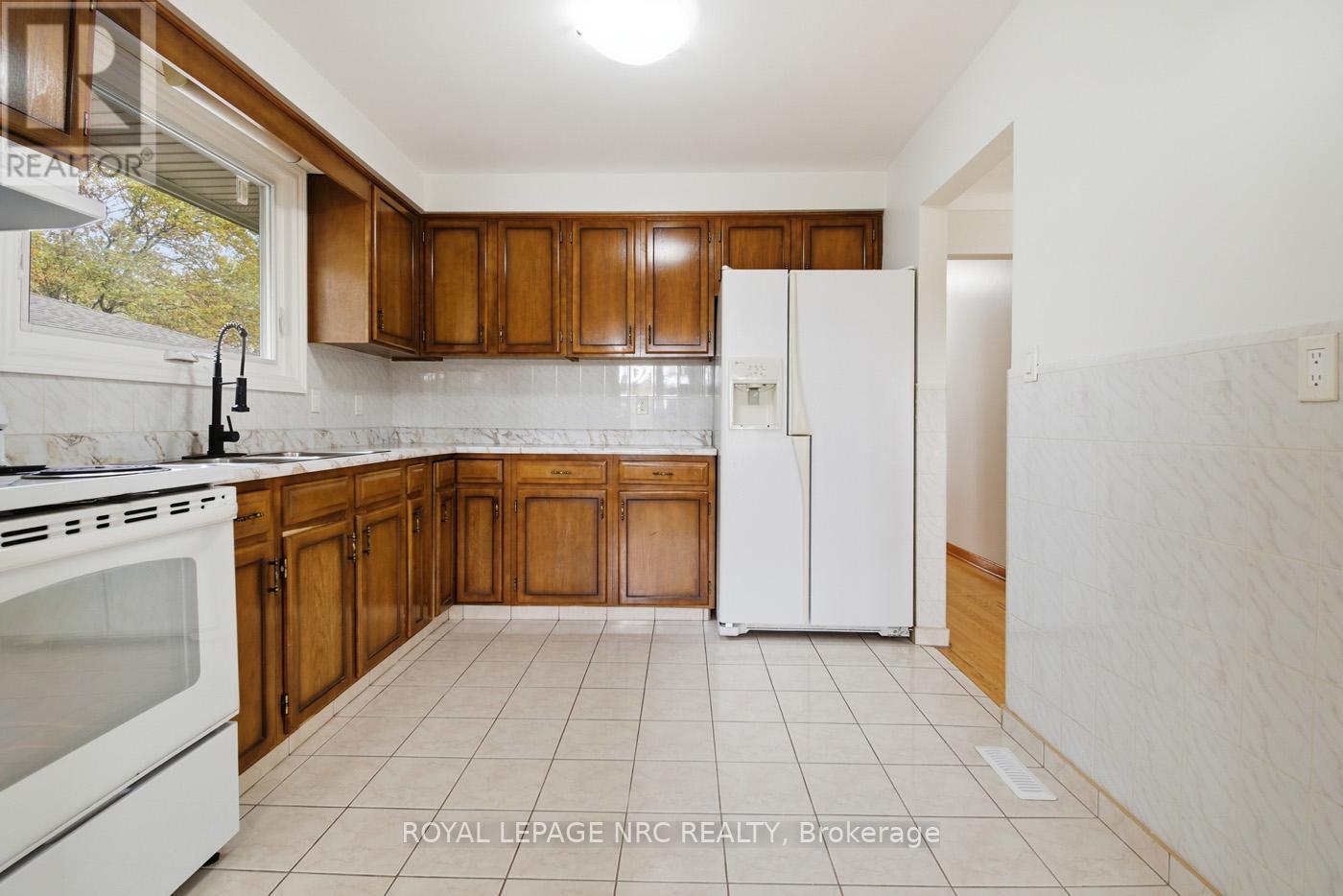 4448 Meadowvale Drive, Niagara Falls (Morrison), Ontario  L2E 5W9 - Photo 10 - X12475856