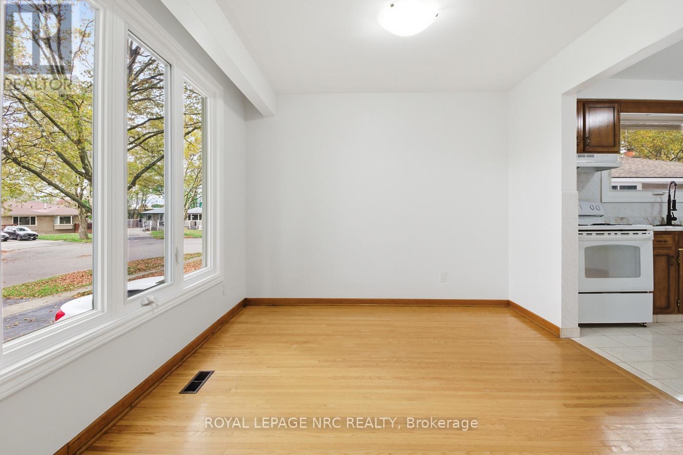 4448 Meadowvale Drive, Niagara Falls (Morrison), Ontario  L2E 5W9 - Photo 12 - X12475856