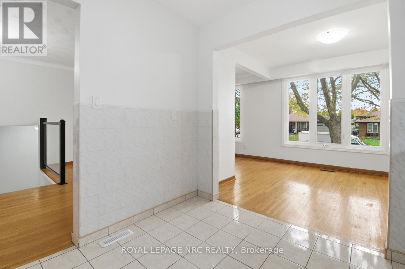 4448 Meadowvale Drive, Niagara Falls (Morrison), Ontario  L2E 5W9 - Photo 13 - X12475856