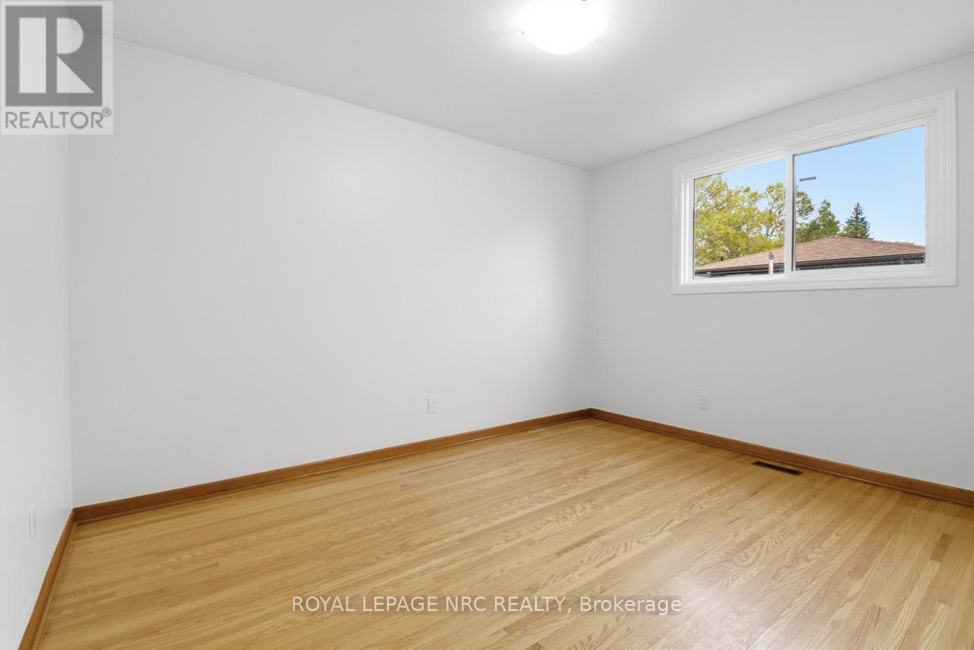 4448 Meadowvale Drive, Niagara Falls (Morrison), Ontario  L2E 5W9 - Photo 14 - X12475856