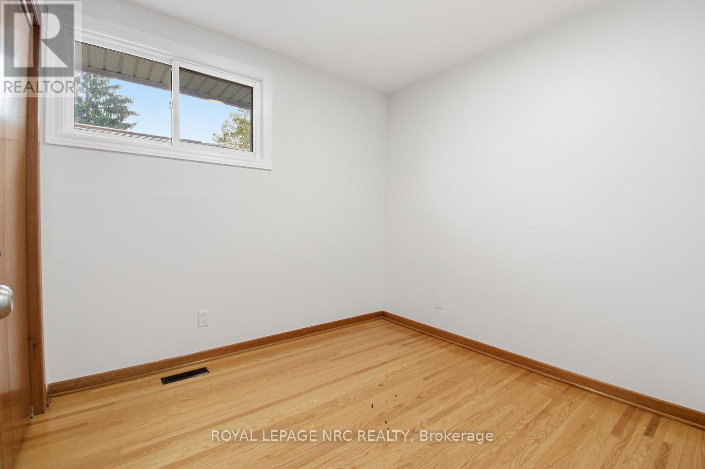 4448 Meadowvale Drive, Niagara Falls (Morrison), Ontario  L2E 5W9 - Photo 15 - X12475856