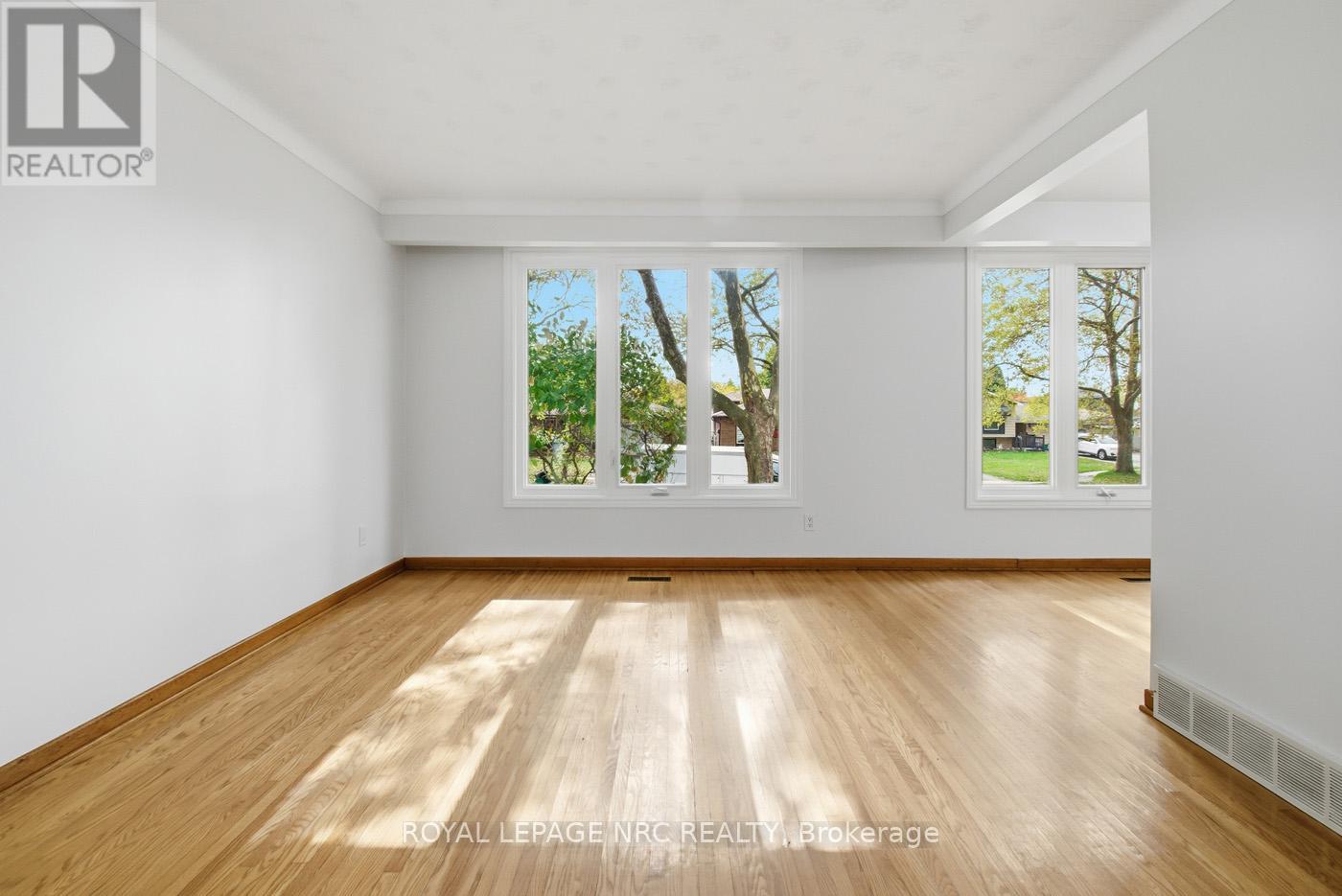 4448 Meadowvale Drive, Niagara Falls (Morrison), Ontario  L2E 5W9 - Photo 6 - X12475856