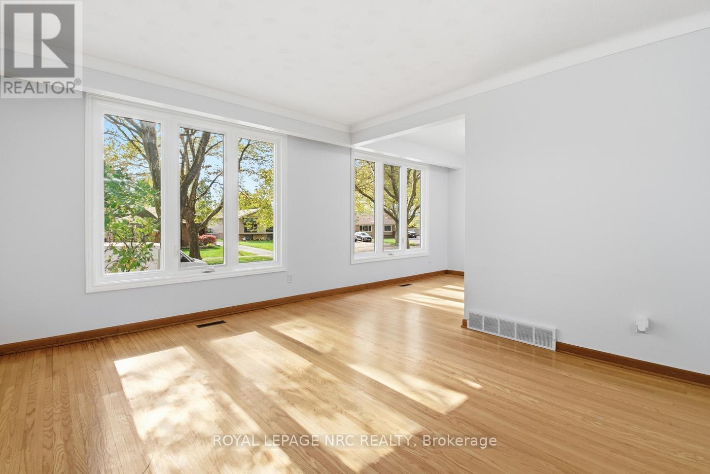 4448 Meadowvale Drive, Niagara Falls (Morrison), Ontario  L2E 5W9 - Photo 7 - X12475856