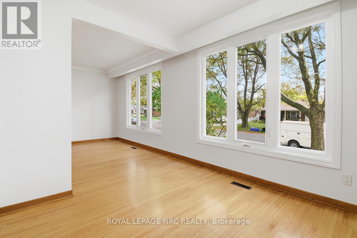 4448 Meadowvale Drive, Niagara Falls (Morrison), Ontario  L2E 5W9 - Photo 8 - X12475856