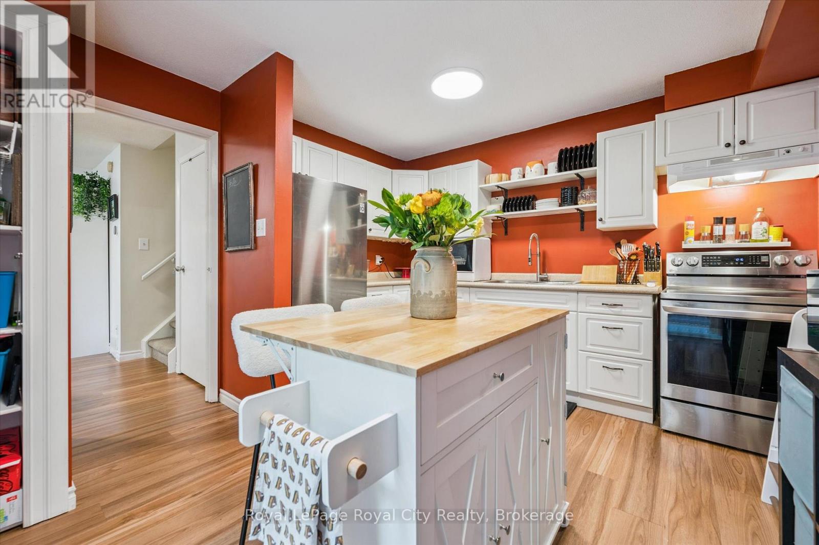 406 Scottsdale Drive, Guelph (Dovercliffe Park/old University), Ontario  N1G 2Z8 - Photo 6 - X12475598