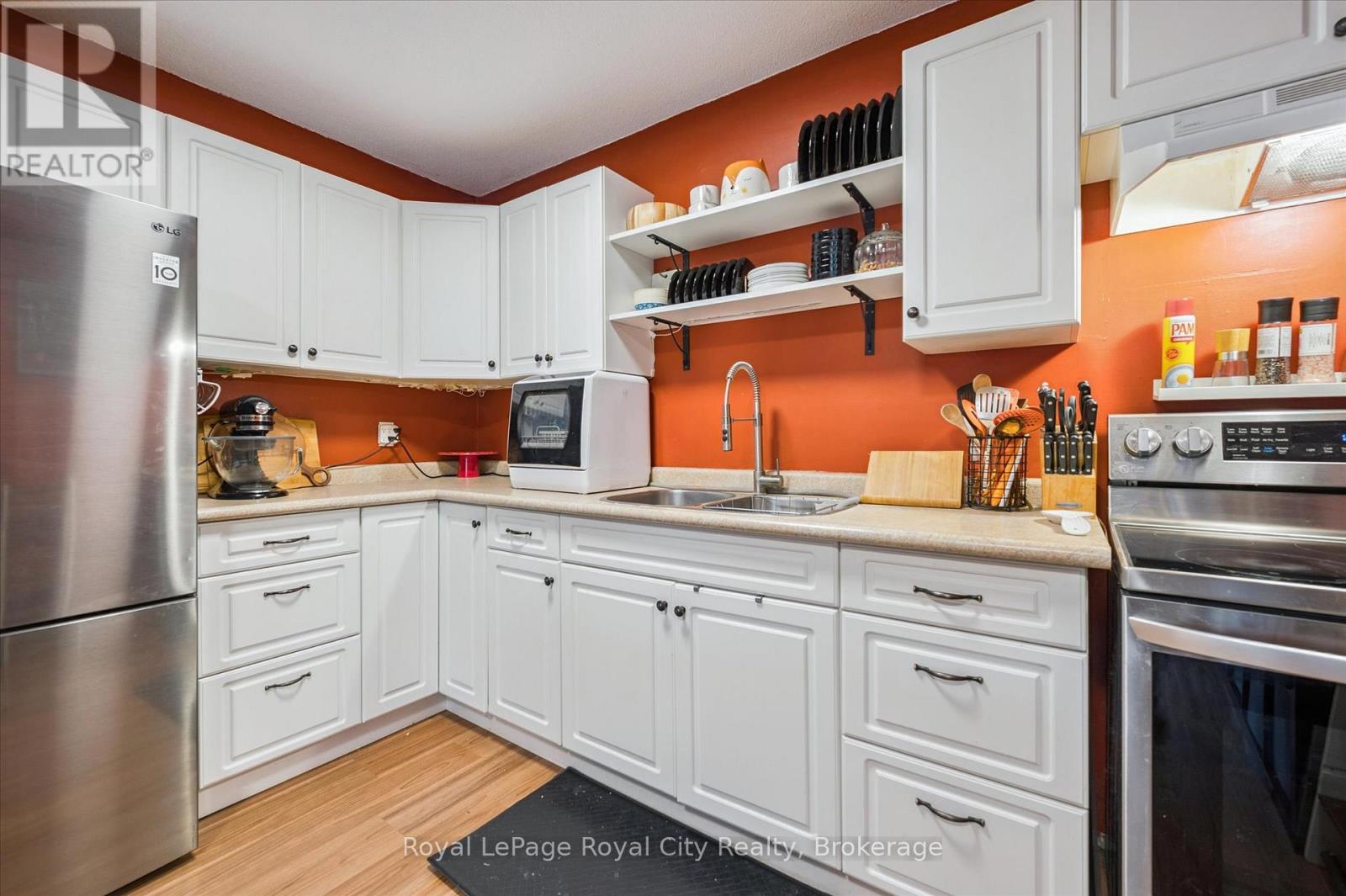 406 Scottsdale Drive, Guelph (Dovercliffe Park/old University), Ontario  N1G 2Z8 - Photo 7 - X12475598