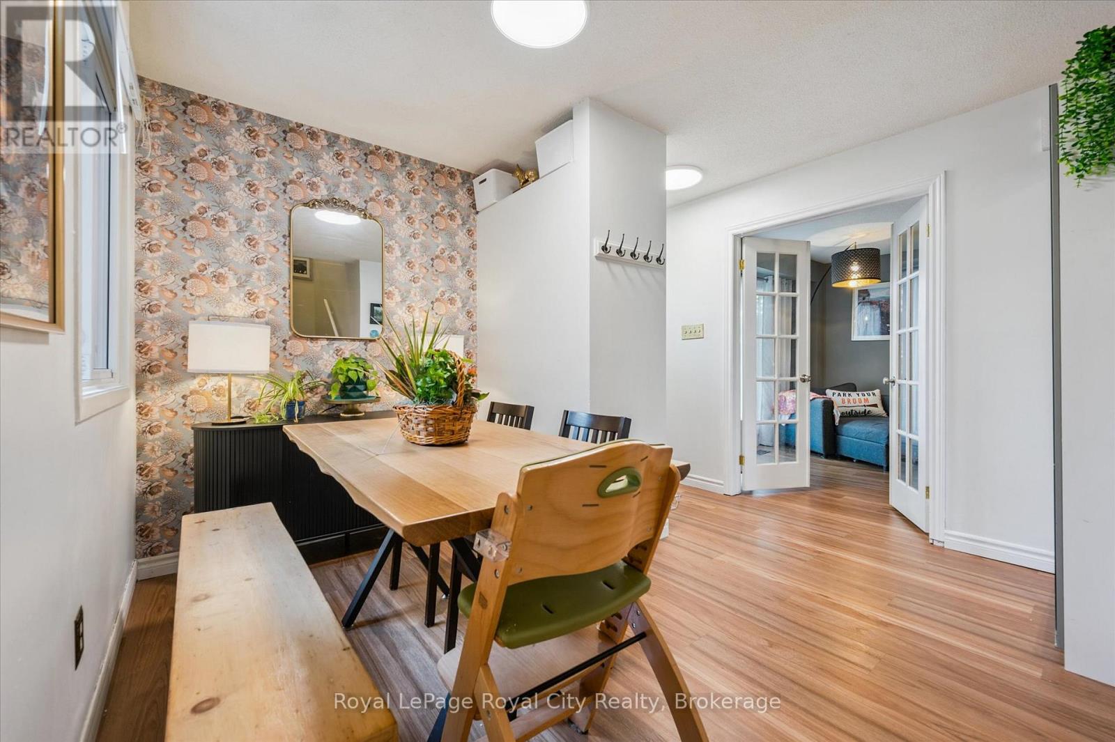 406 Scottsdale Drive, Guelph (Dovercliffe Park/old University), Ontario  N1G 2Z8 - Photo 9 - X12475598