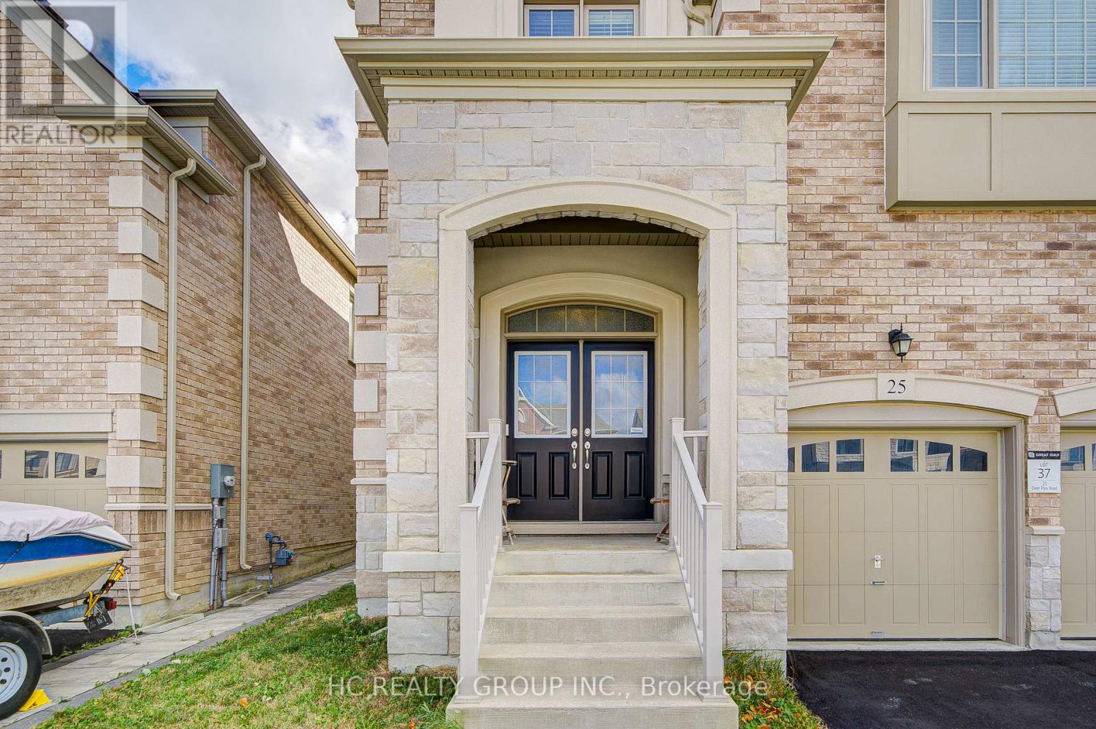 25 Deer Pass Road, East Gwillimbury, Ontario  L9N 0L6 - Photo 2 - N12475380