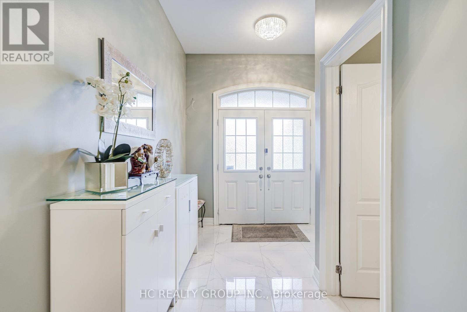 25 Deer Pass Road, East Gwillimbury, Ontario  L9N 0L6 - Photo 3 - N12475380