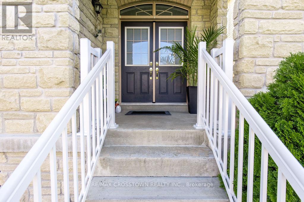 49 Greenwood Drive, Essa (Angus), Ontario  L0M 1B5 - Photo 3 - N12475422