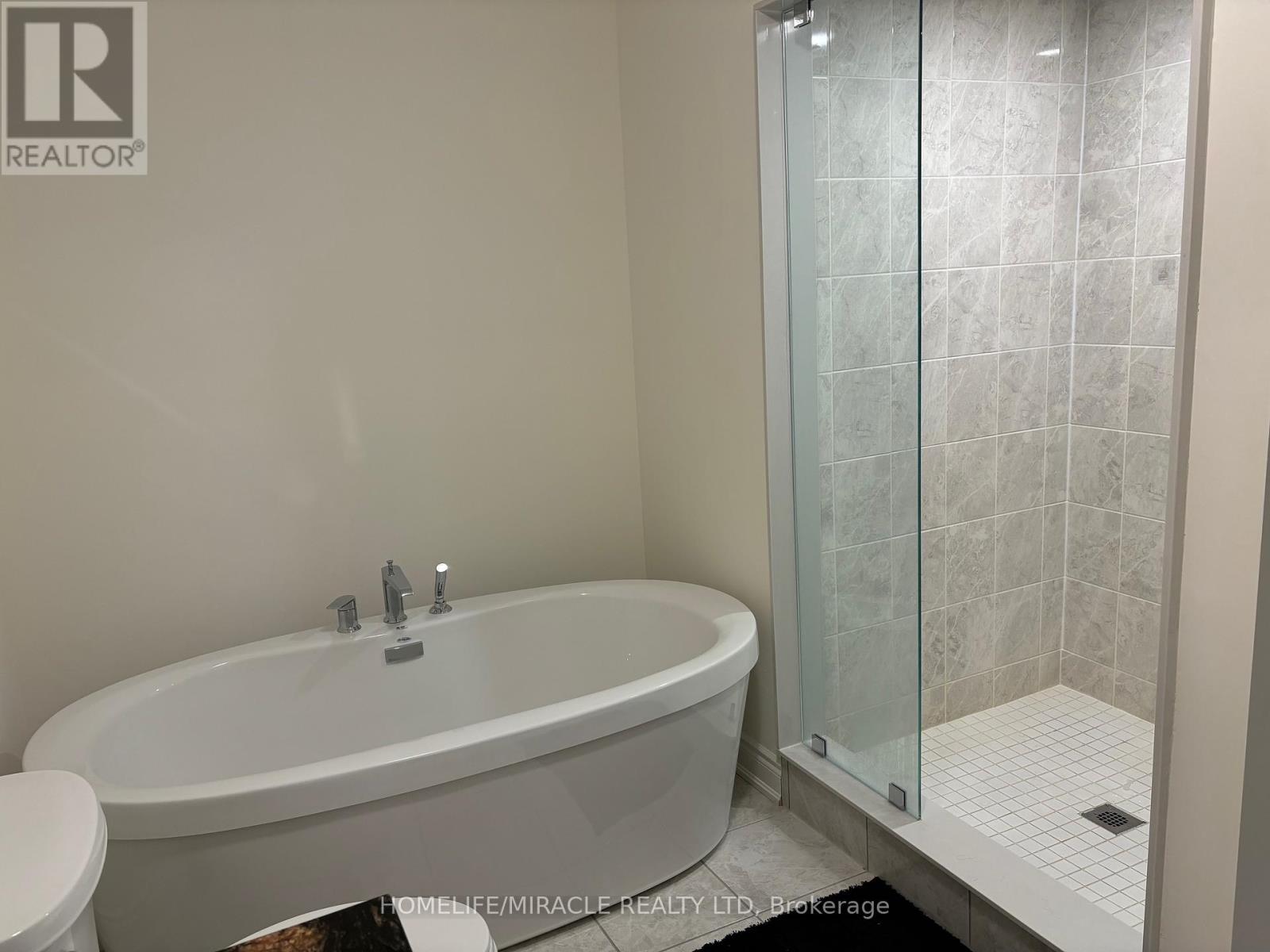 8 Bennington Road, Newmarket (Summerhill Estates), Ontario  L3X 0M8 - Photo 10 - N12475436