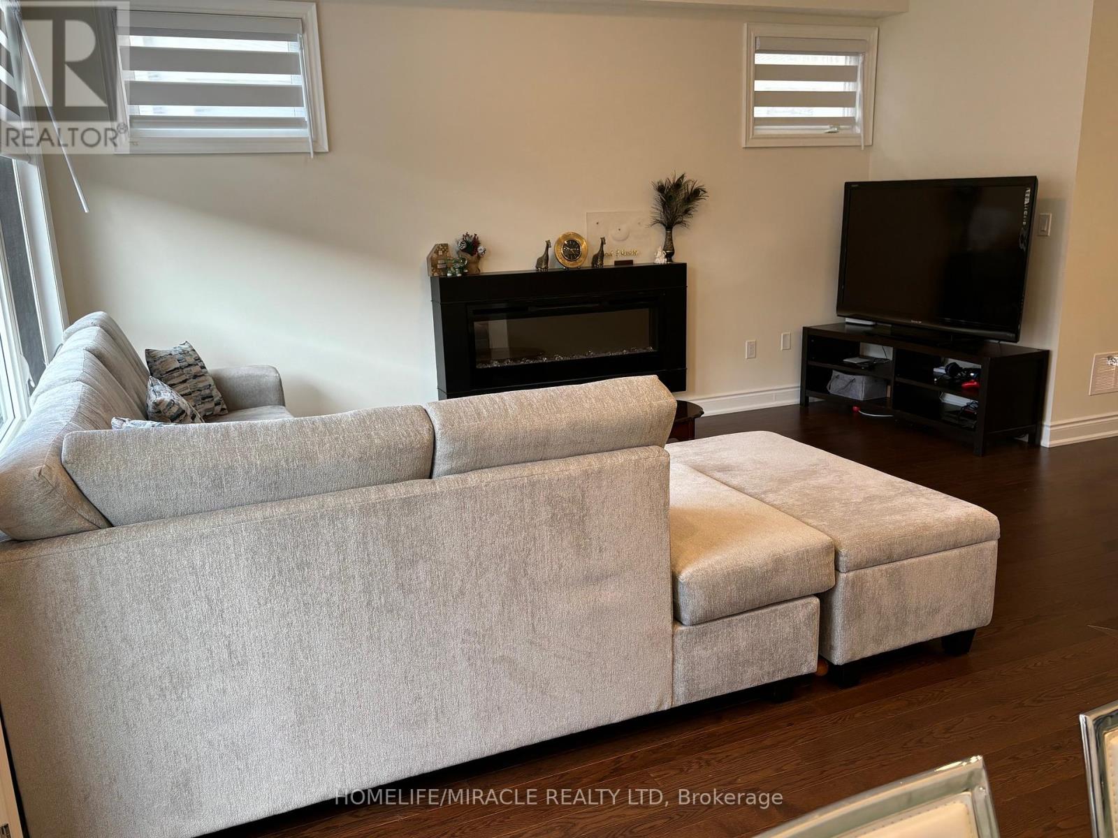 8 Bennington Road, Newmarket (Summerhill Estates), Ontario  L3X 0M8 - Photo 4 - N12475436