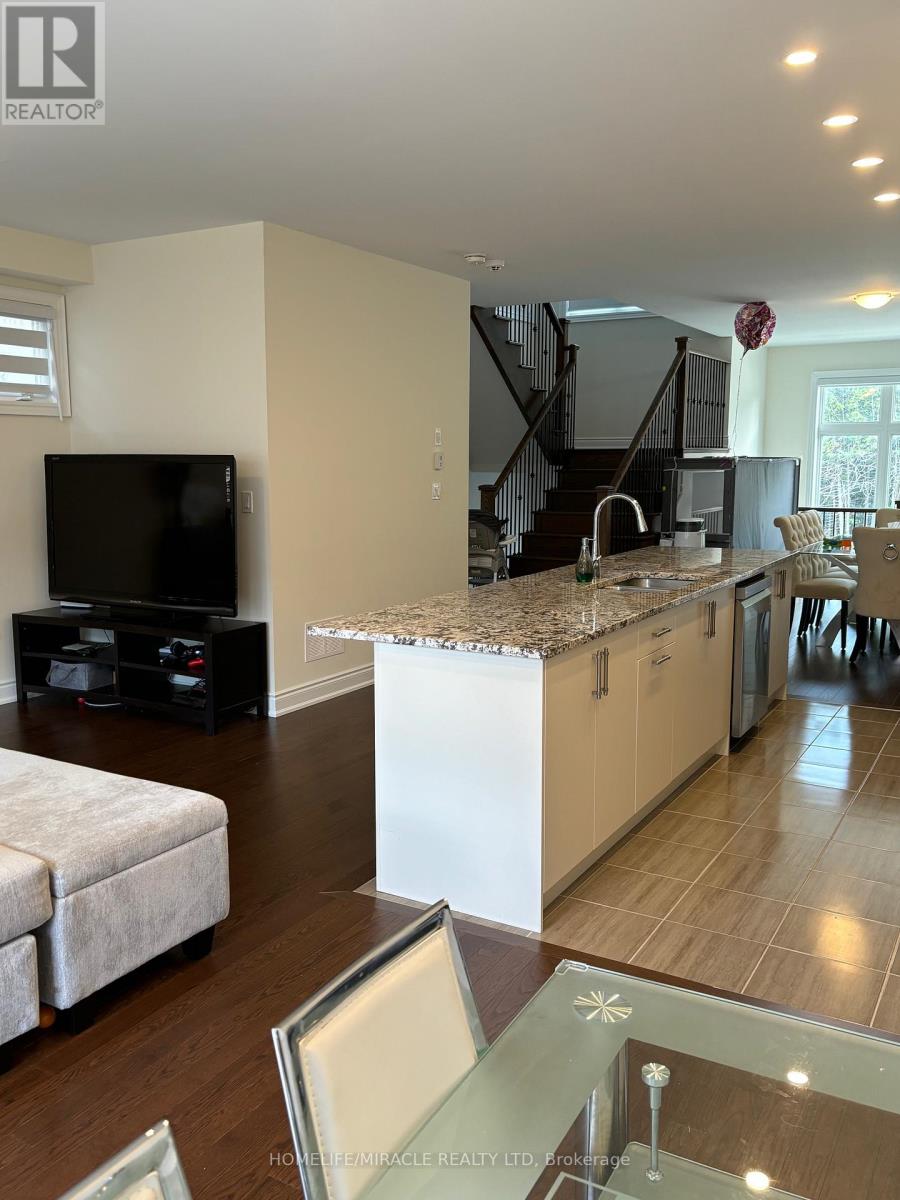 8 Bennington Road, Newmarket (Summerhill Estates), Ontario  L3X 0M8 - Photo 5 - N12475436