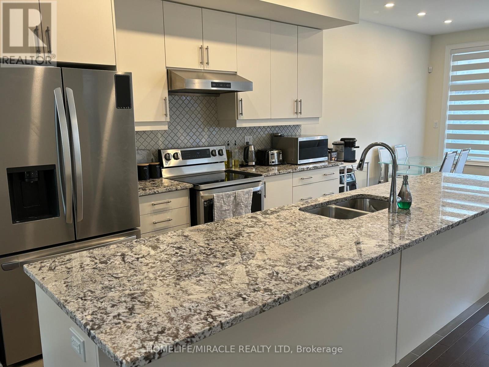 8 Bennington Road, Newmarket (Summerhill Estates), Ontario  L3X 0M8 - Photo 6 - N12475436
