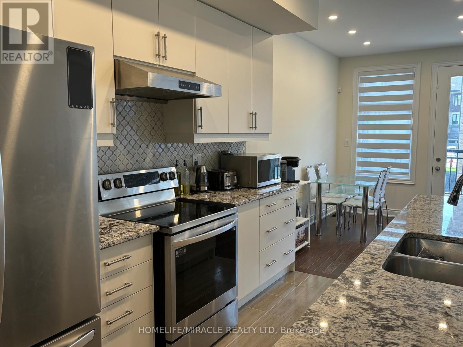 8 Bennington Road, Newmarket (Summerhill Estates), Ontario  L3X 0M8 - Photo 7 - N12475436