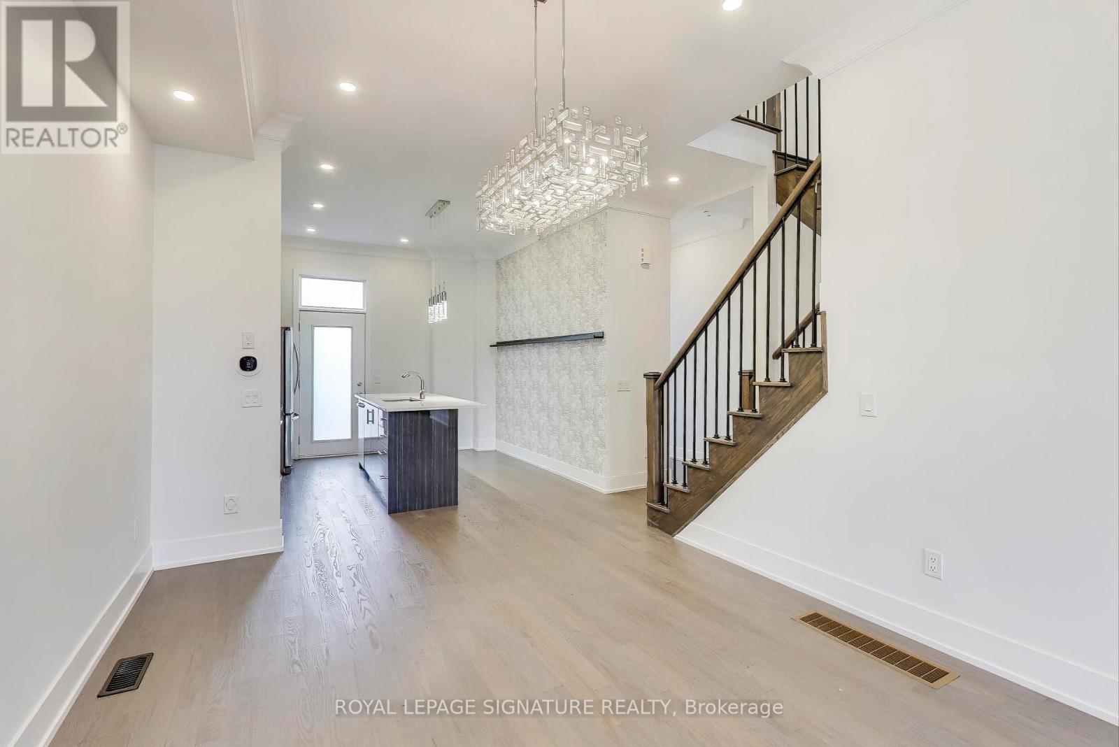 9124 Bathurst Street, Vaughan (Patterson), Ontario  L4J 0K1 - Photo 7 - N12475471