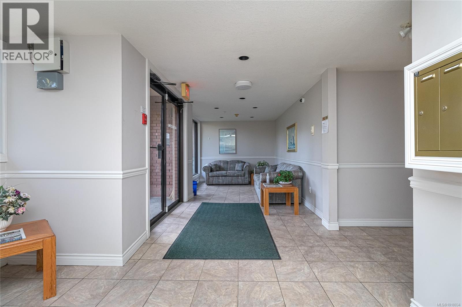 201 7 Gorge Rd W, Saanich, British Columbia V9A 1L9 - Photo 4 - 1018034