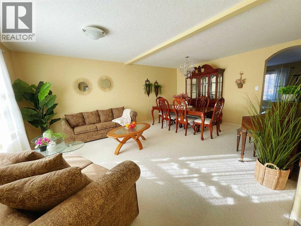 221 Coulee Creek Manor, Lethbridge, Alberta  T1K 8B9 - Photo 4 - A2265550