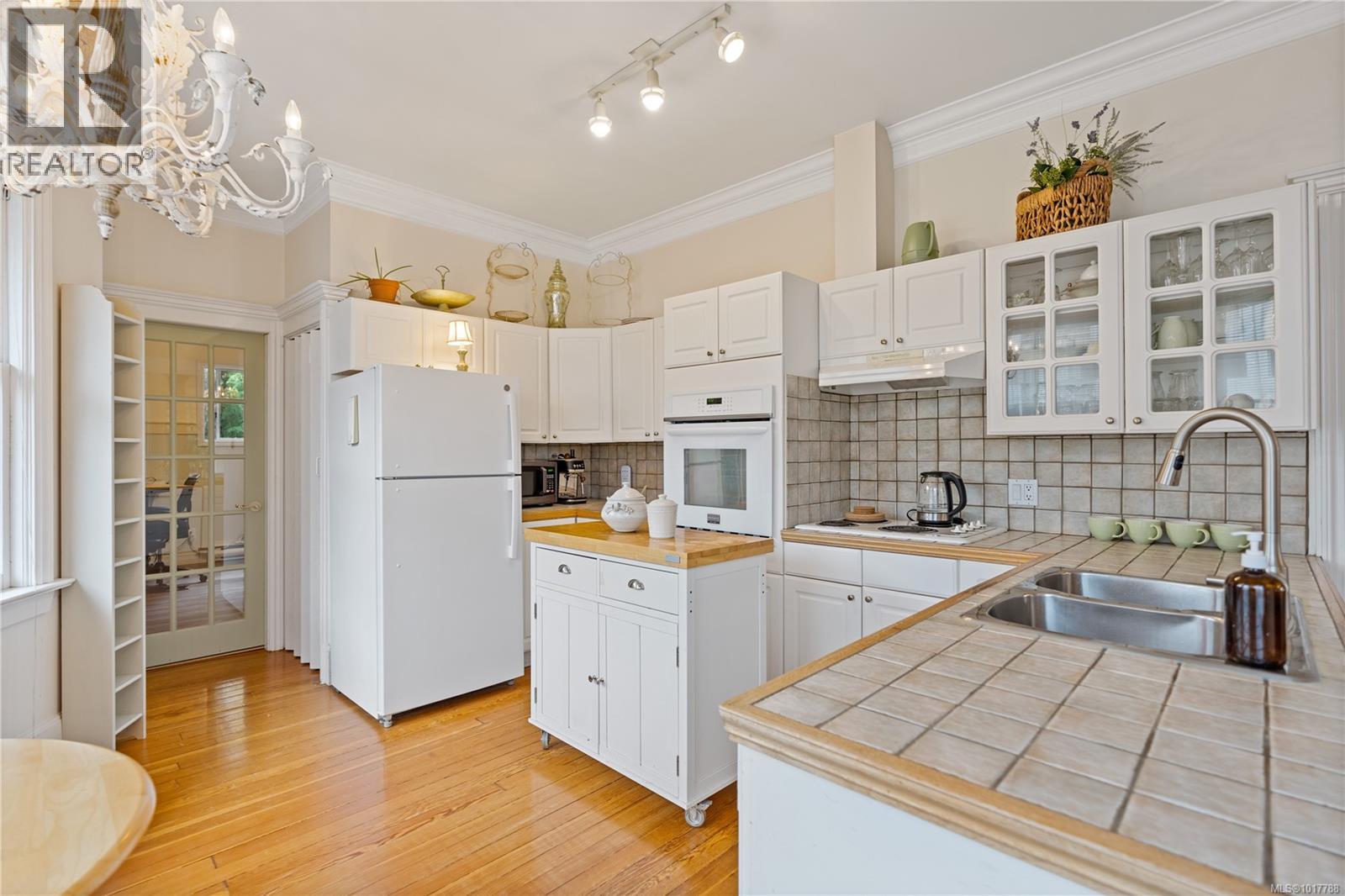 101 1120 Richardson St, Victoria, British Columbia  V8V 3C8 - Photo 9 - 1017788