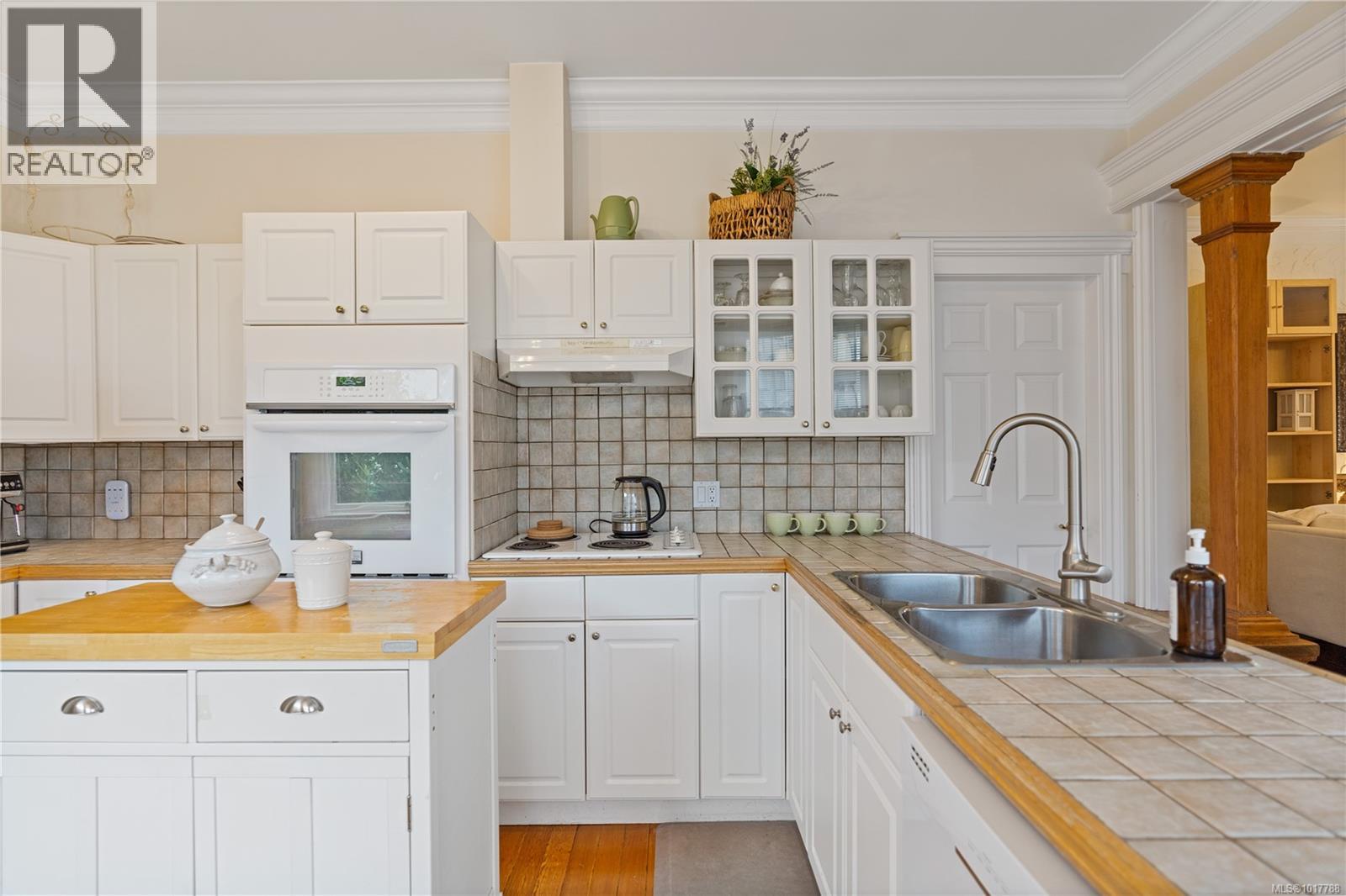 101 1120 Richardson St, Victoria, British Columbia  V8V 3C8 - Photo 10 - 1017788